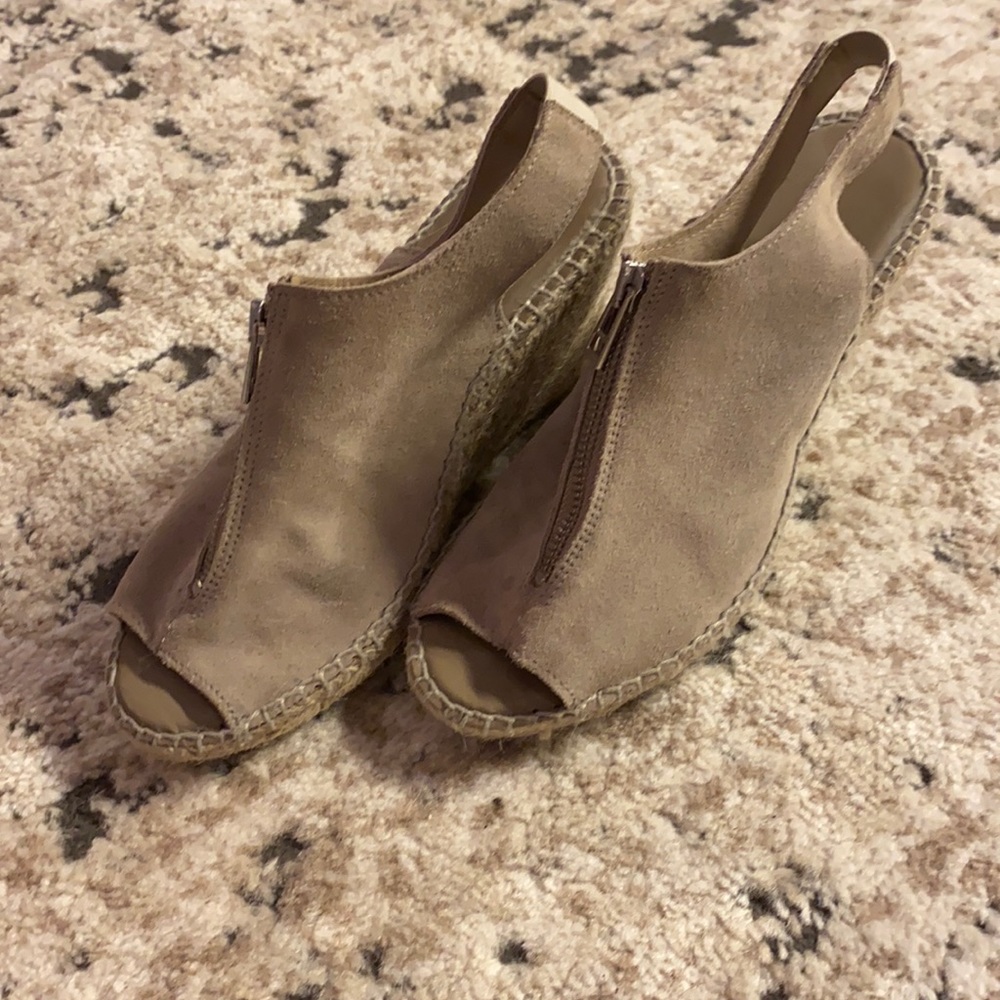 Nude wedges zip up